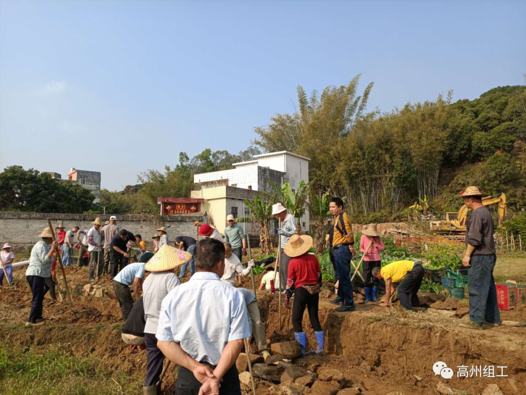 近日,在东坡村"两委"干部的广泛动员下,村中党员无偿拆房,割田让路