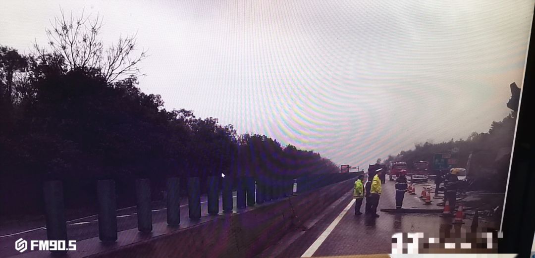 △高速交警在事故现场进行疏导。（28日上午，监控画面）