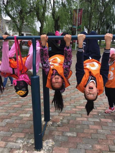 3公里后,孩子们在休息站开启花式双杠模式.