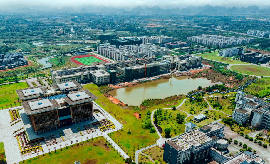广西师范大学雁山校区实景图3,桂林至柳州(鹿寨)段改扩建工程该工程为