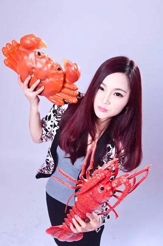 她是郑州人尽皆知的"海鲜妹妹" 凭父亲厨艺赢得吃货好口碑-福州水产