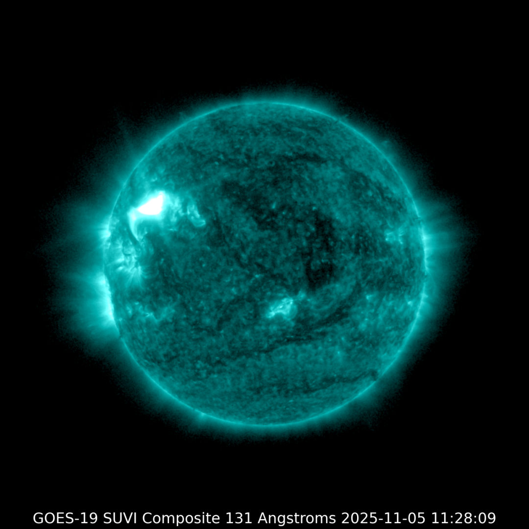 图中圆盘区域为131埃波段下的太阳，左侧偏上的白色高亮区域就是太阳耀斑。图片来源：空间天气 