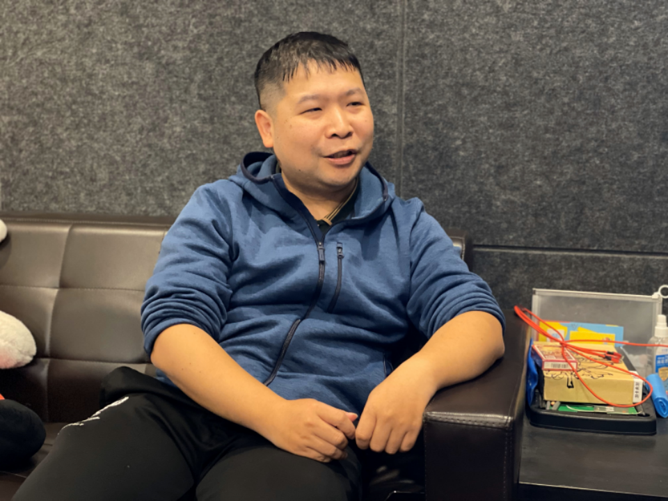 12月15日，《南方的心》粤语版词作者冯嘉誉接受《南方》杂志记者采访。曹力思摄影