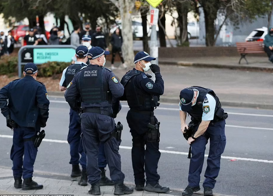 悉尼街头再度爆发反封锁示威游行 抗议者与警察发生暴力冲突 多人遭到逮捕 澳洲新闻 今日悉尼 16新聞