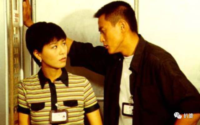 绝世渣男婚内被戴连环大绿帽，小20岁娇妻与老外车内热吻，这是我见过最大快人心的现世报了！（组图） - 3