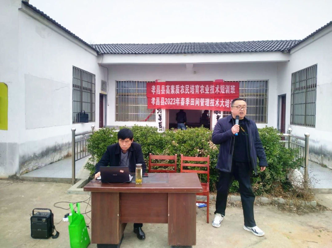 授课现场,两位专家结合花西乡种植现状,运用鲜活的例子,深入浅出地从