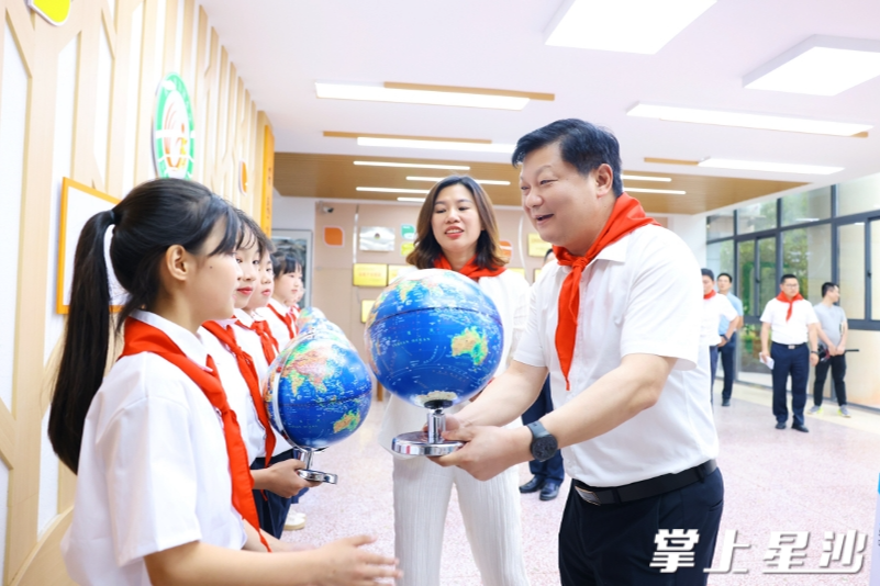 付旭明开展"六一"国际儿童节走访慰问 向全县广大青少