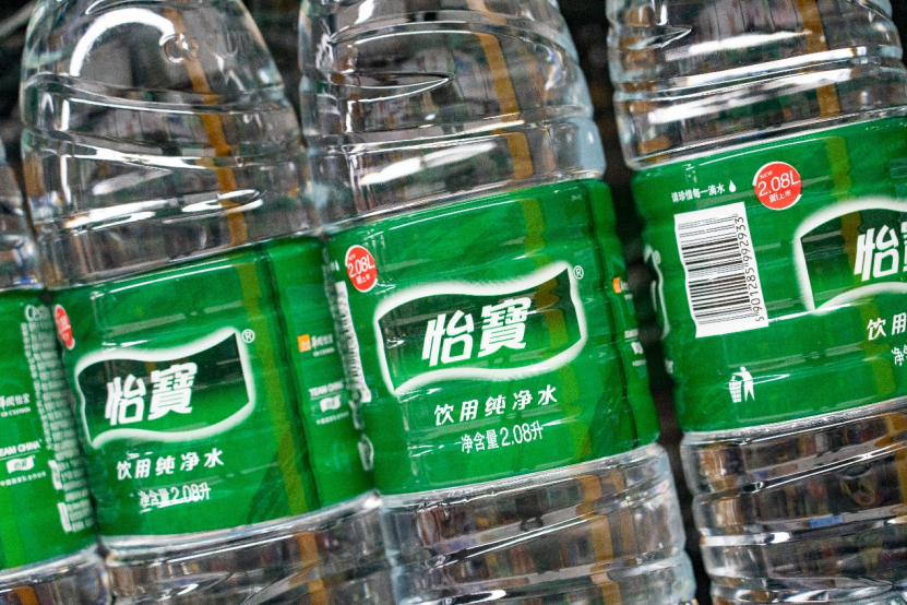 有媒体认为,钟睒睒高调推出新包装改卖纯净水,虽然还是在走概念炒作的