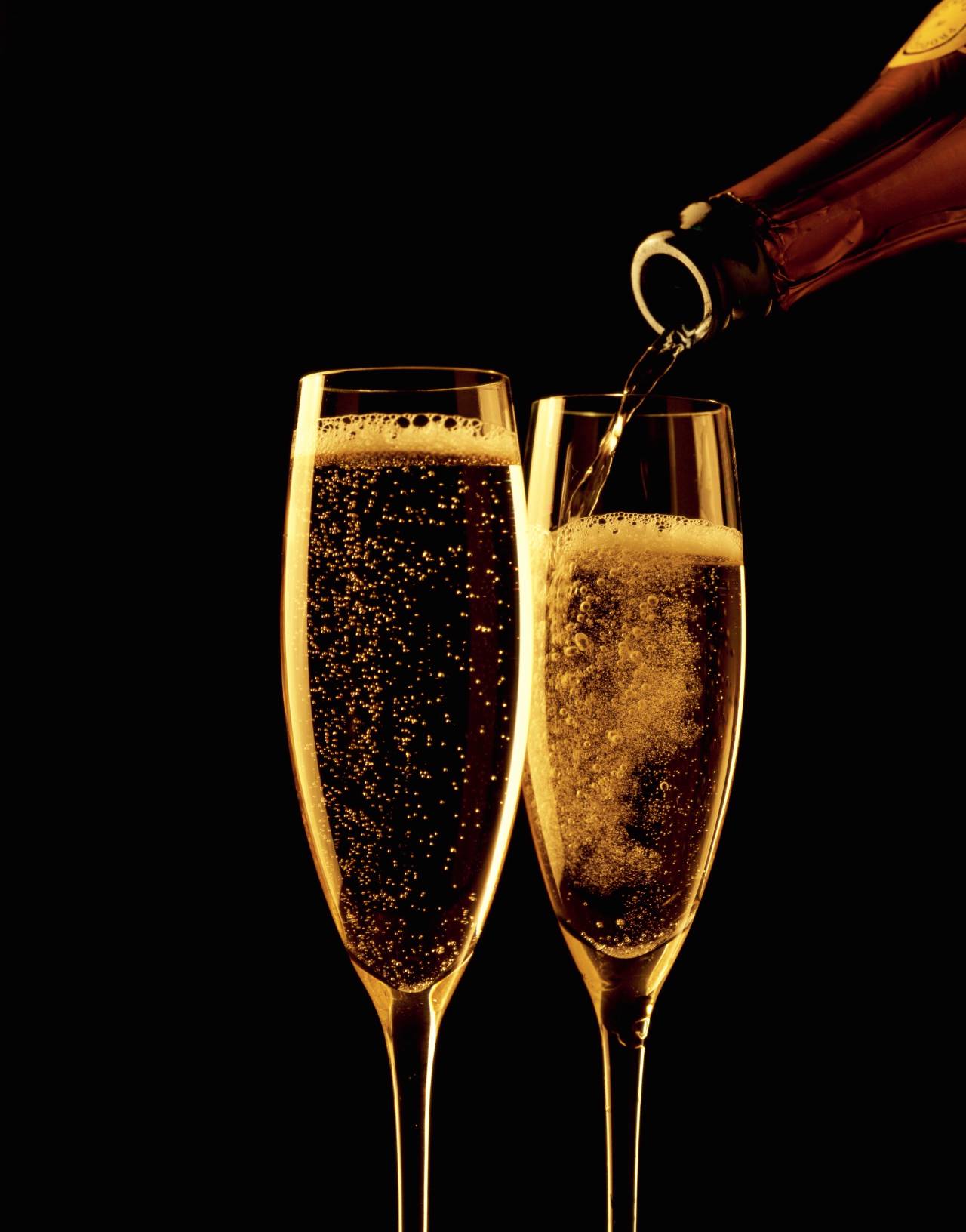 Гиф бокал. Бокалы для шампанского. Бокалы с шампанским. Шампанское в бокале. Бокалы шампанского чокаются