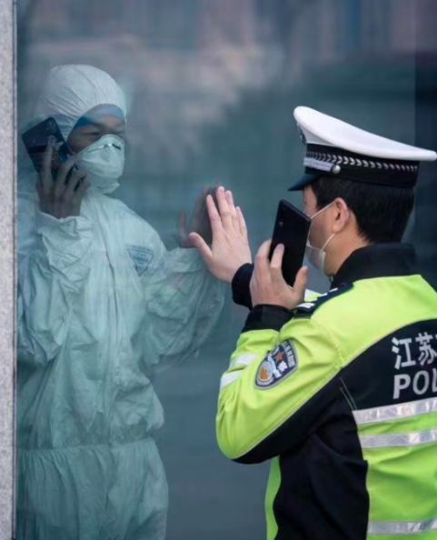 他们穿着防护服合影：就当我们的婚纱照吧