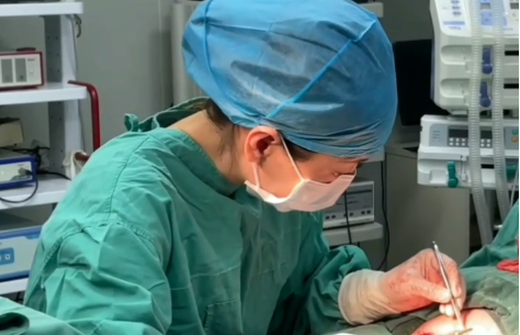 段文芝医生手术中