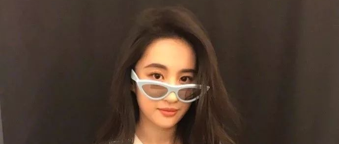 刘亦菲竟是“全家最丑”，Angelababy妈妈颜值逆天，明星家族的基因果然强大！