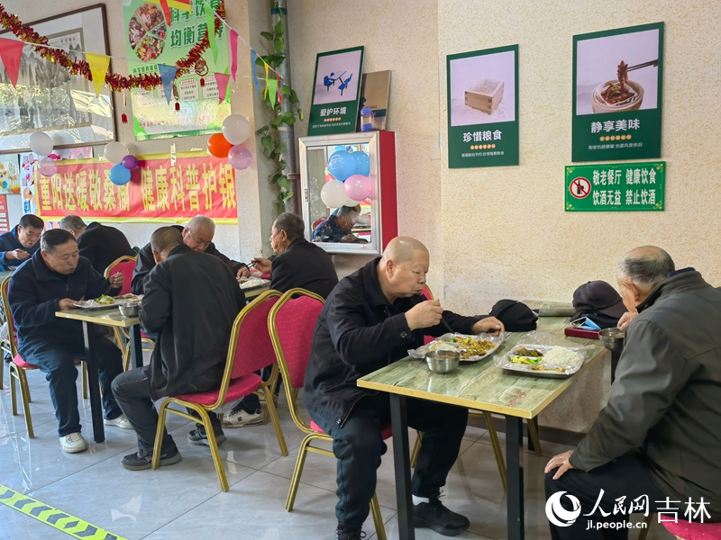 老人在志愿者食堂用餐。人民网记者 马俊华摄