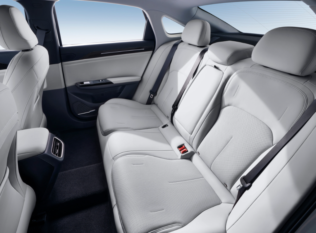 后排腿部空间真正实现了"汽车就是四个轮子加几个沙发"吉利银河l6全系