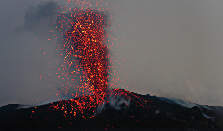 2 火山向外喷出岩浆.png