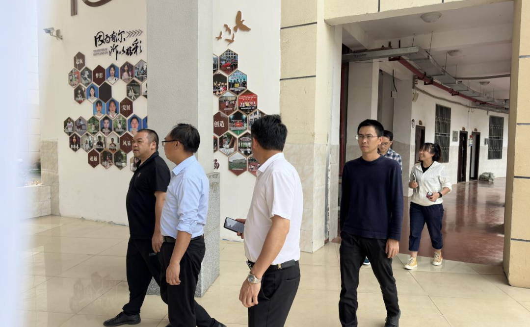 县民宗局领导一行到关岭自治县综合性高级中学调研民族文化进校园工作