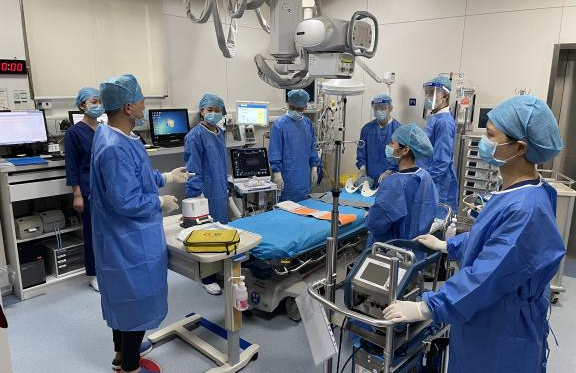 病人加温系统是什么一群人闯进急诊：“这个人快不行了！快救人！”_https://www.jmylbn.com_新闻资讯_第11张