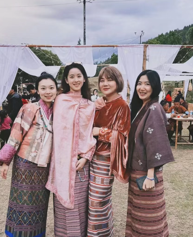 刘强东和奶茶妹妹牵手逛街，事业爱情两不误，太幸福了