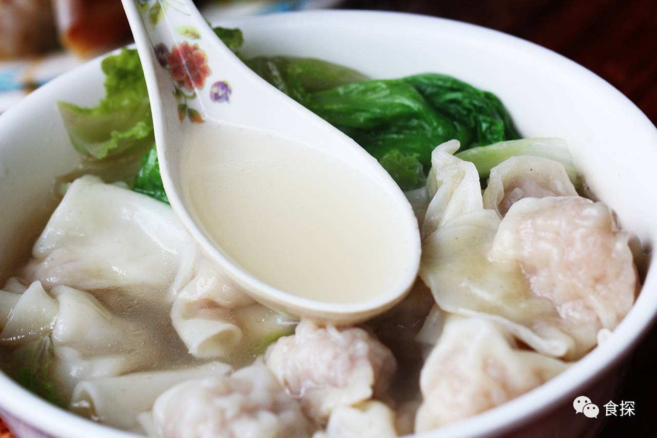 广州面家的云吞也是以上汤云吞的形式呈现,几颗葱花,一小撮青菜,大颗