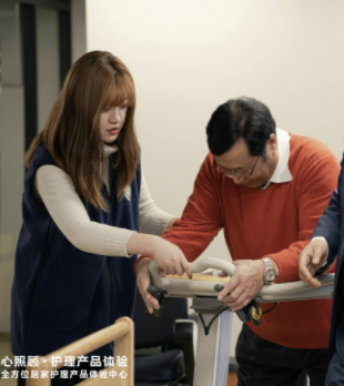 电动护理床怎么使用照顾卧床老人，你要是还不知道这三张电动护理床，白白累趴下！_https://www.jmylbn.com_新闻资讯_第25张