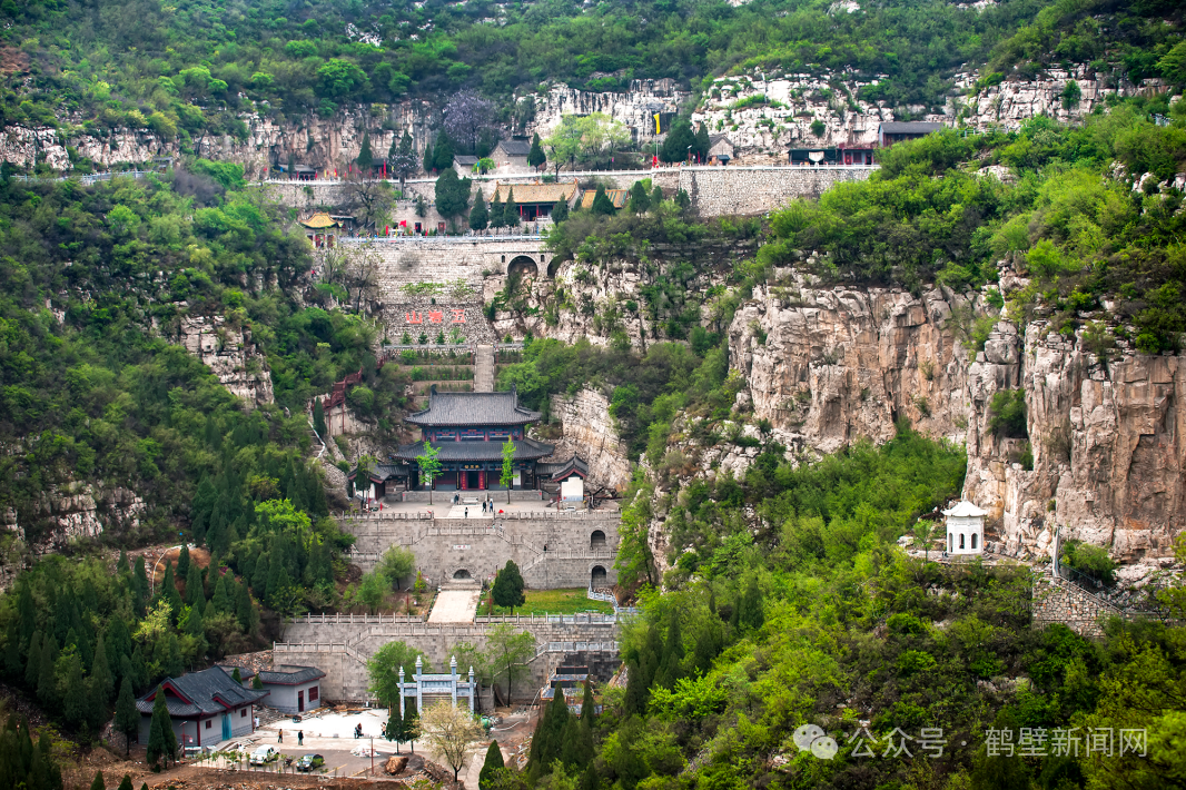 前往五岩山风景区,游览孙思邈隐居地,采摘和辨识中草药,学习中医养生