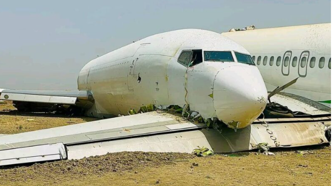 飞机降落轮胎爆炸撞上失事机残骸航班挡风玻璃裂开紧急戒备