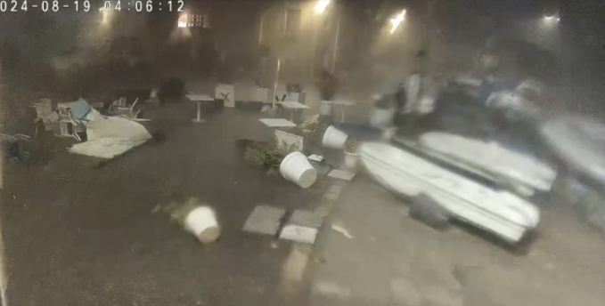 豪华游艇被龙卷风拍碎！“英国比尔盖茨”父女失踪，幸存者：游艇惨被抛飞！眼睛一片漆黑，无法睁开...（视频/组图） - 5
