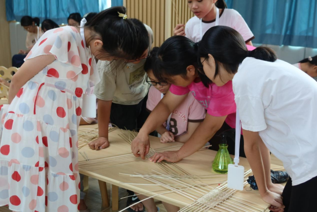 图 2 帝田儿童在小组中学习非遗文化