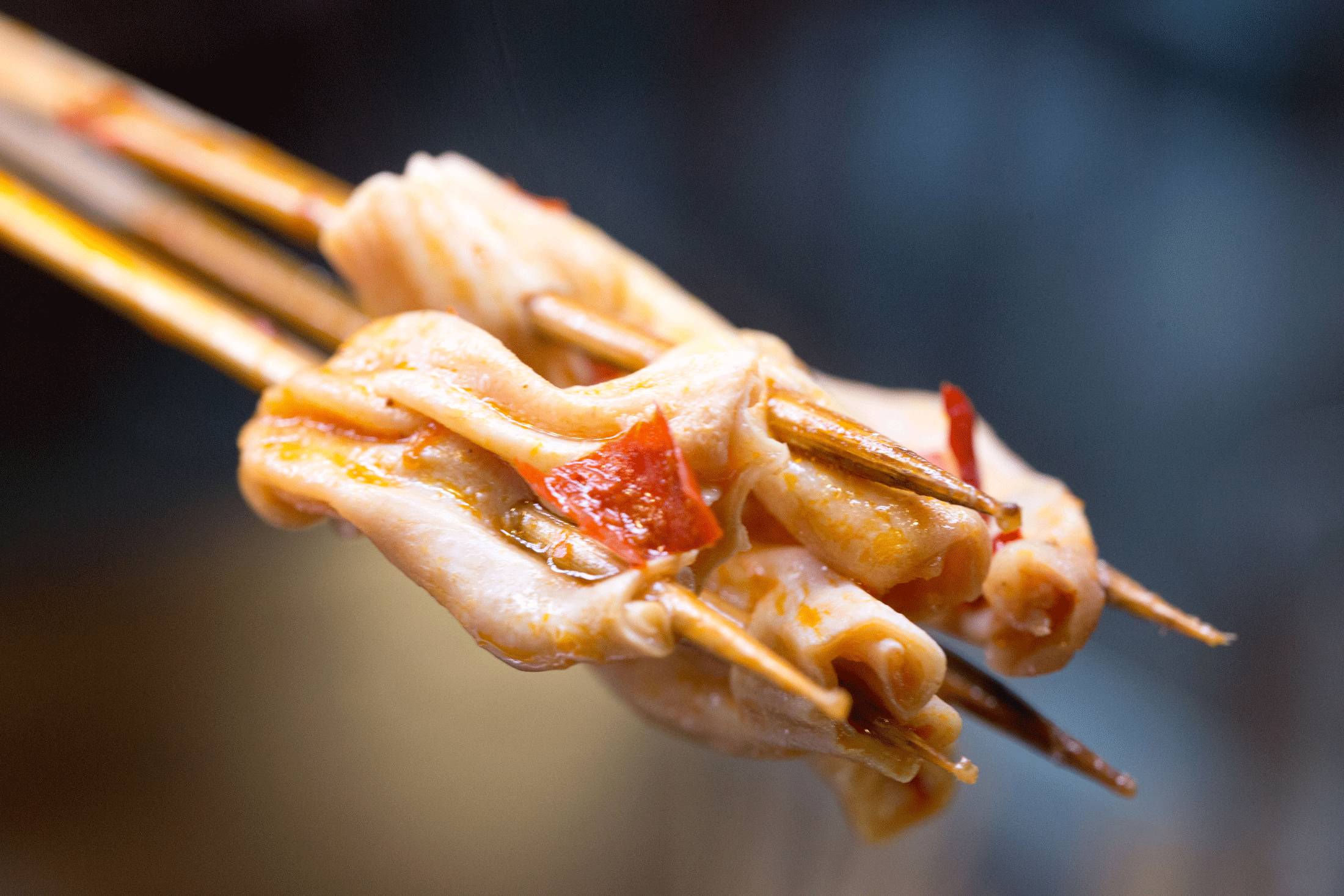 秘制鸭食管的q劲相当弹牙,多咀嚼几次才能让秘制的辛香在嘴里环绕.