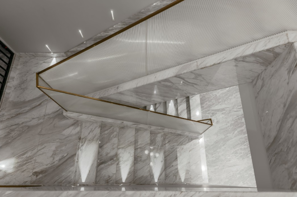 एमक्यू स्टोन से वोलाकास संगमरमर की सीढ़ियाँ