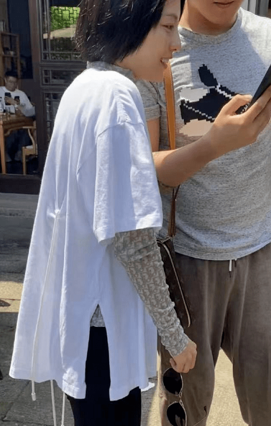 张嘉倪出门带俩保姆仨保镖疑怀三胎？豪门婆婆曾反对婚事，结婚7年产2娃仍未圆婚礼梦（组图） - 12