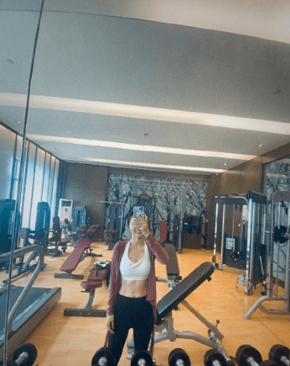 张嘉倪出门带俩保姆仨保镖疑怀三胎？豪门婆婆曾反对婚事，结婚7年产2娃仍未圆婚礼梦（组图） - 8