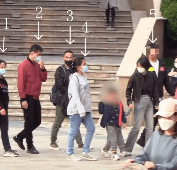 张嘉倪出门带俩保姆仨保镖疑怀三胎？豪门婆婆曾反对婚事，结婚7年产2娃仍未圆婚礼梦（组图） - 2