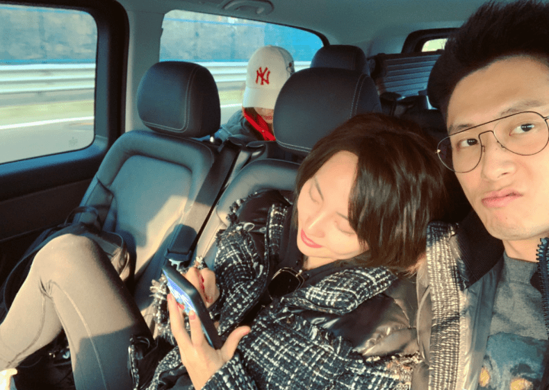 张嘉倪出门带俩保姆仨保镖疑怀三胎？豪门婆婆曾反对婚事，结婚7年产2娃仍未圆婚礼梦（组图） - 19