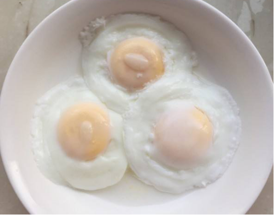 煮鸡蛋时，不要用清水煮，多加两种料，蛋壳一剥就掉，嫩滑又好吃！