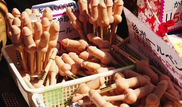 集体膜拜超过30cm的"男根",日本开放到这程度?满街丁.