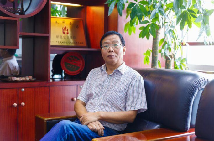 21年前街头卖猪肉的"北大屠夫",给母校捐款9亿,如今怎样了?