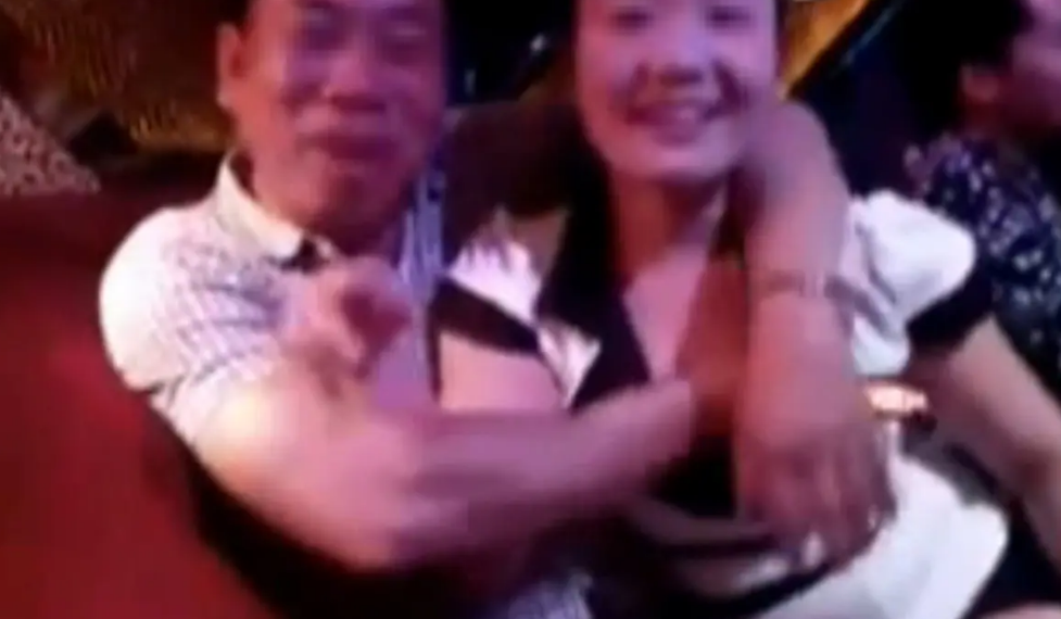 KTV的厕所里，无意看到一个香艳的场面