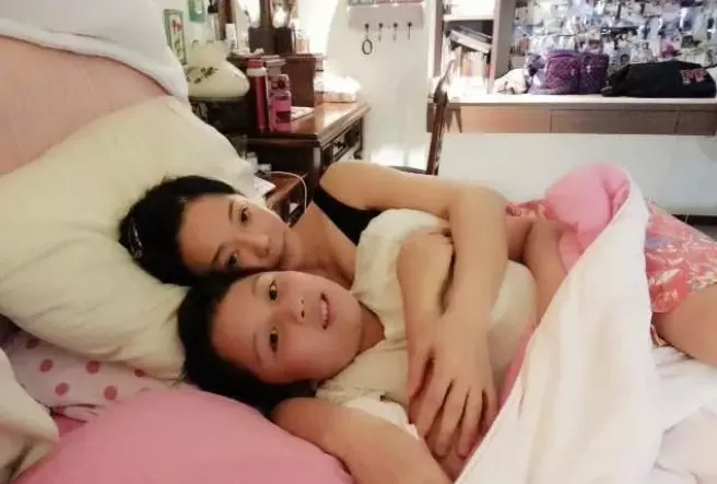 董洁和10岁儿子接吻,撒娇喊儿子“爸爸”:错位的亲子关系,到底有多可怕?-微信头条网 董洁和10岁儿子接吻,撒娇喊儿子“爸爸”:错位的亲子关系,到底有多可怕?