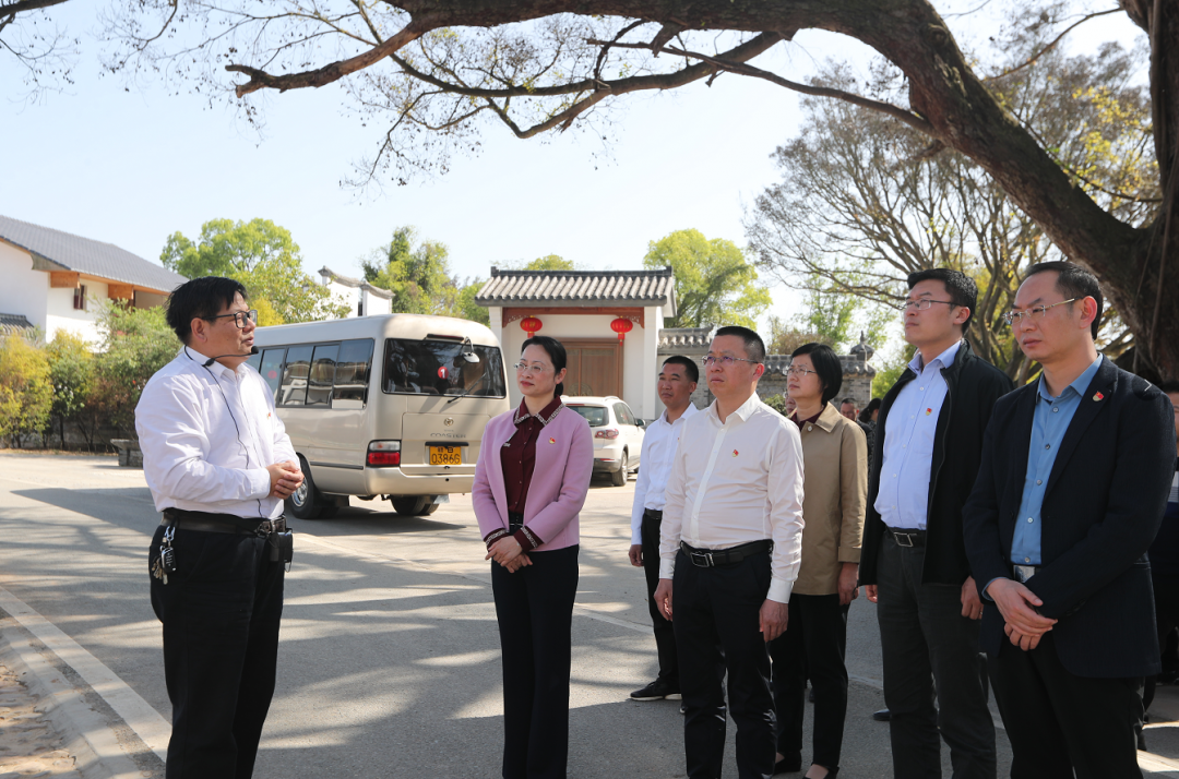 县委副书记,县政府党组书记,县长陈黎主持会议并讲话.