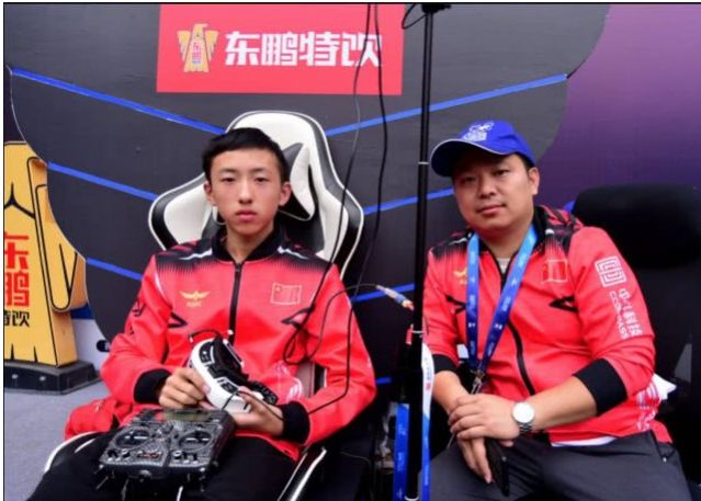 首届无人机世锦赛落幕 中国14岁小将胡乾惕获青少年组亚军