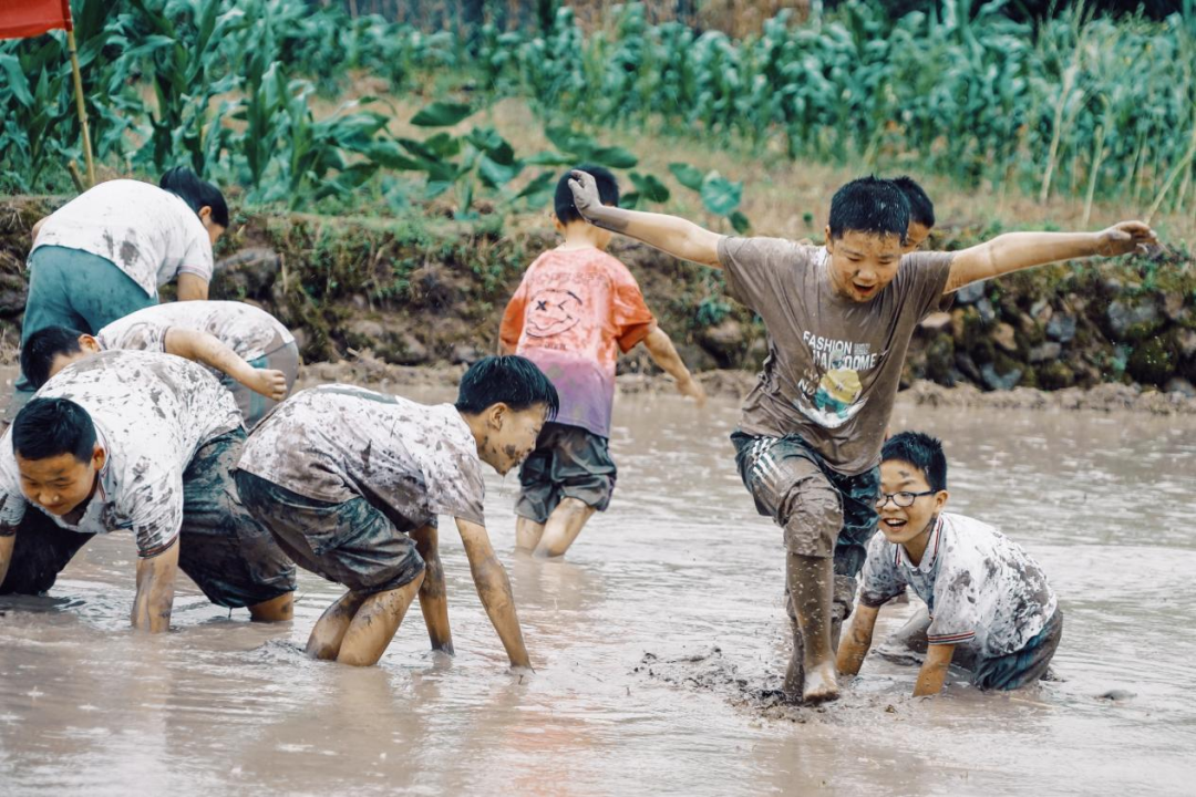 08六一儿童节快乐"这样的活动让我们大人重温了儿时捉泥鳅的乡野