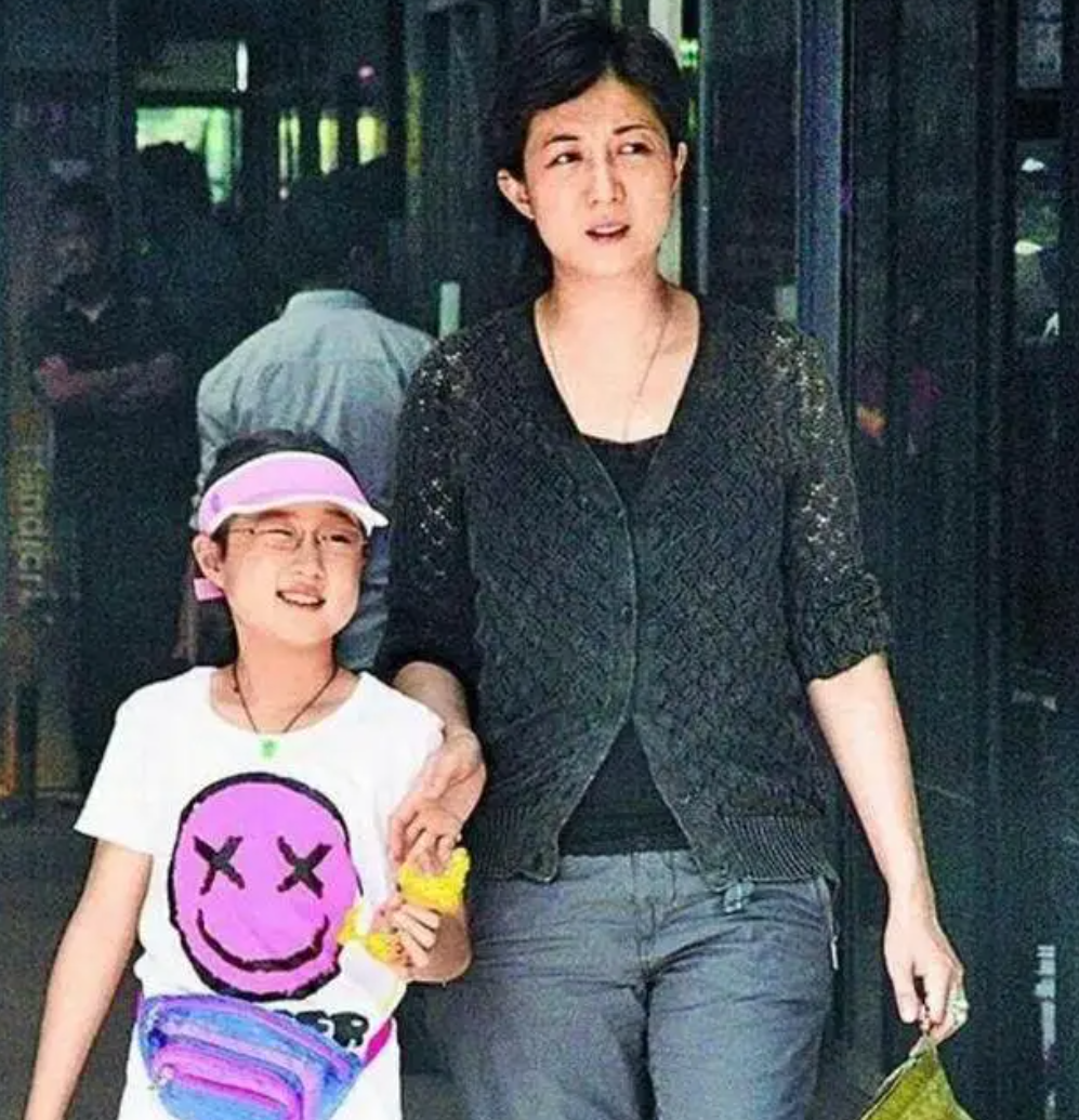 成龙女儿领救济粮被拍！吴绮莉发文句句“字里藏刀”，怒轰加拿大媳妇！（组图） - 6