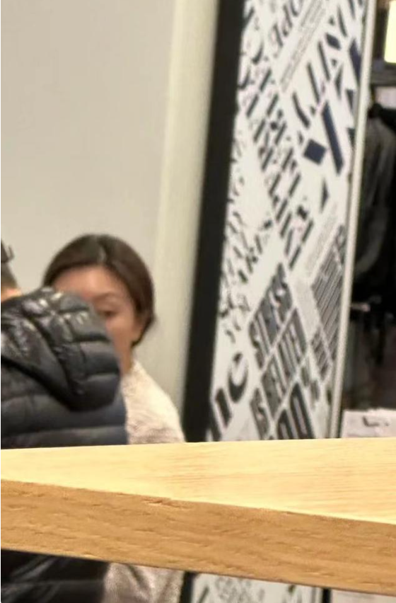 张艺谋现身美国逛lululemon，与娇妻举止恩爱！这次是真的？（组图） - 2