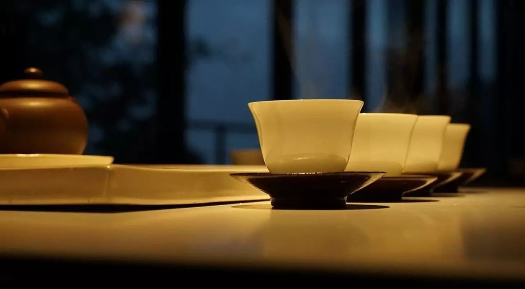 一盏茶的须臾，把幸福的滋味留到明天