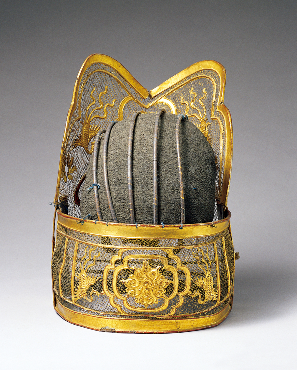 历朝历代,"冠"的种类多种多样,而"梁冠"是我国古代首服中,使用广泛