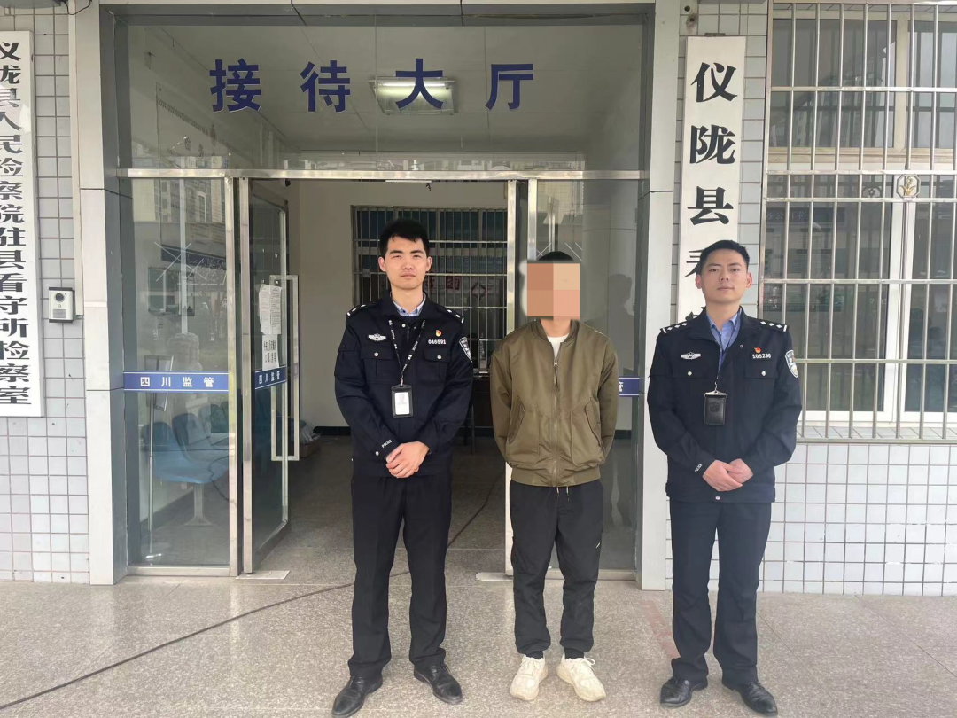 我以为和我没关系没想到会犯罪在读初中高中大学生被警察带走