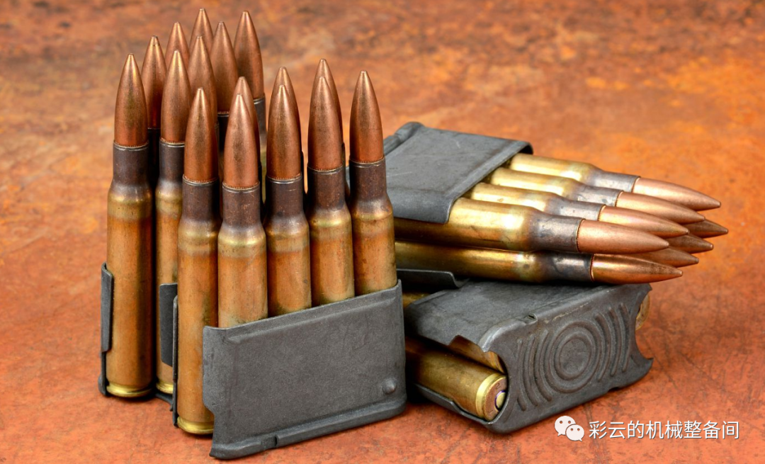 先说弹壳,弹壳起到承装发射药,装配底火,以及击发时膨胀紧贴弹膛闭气