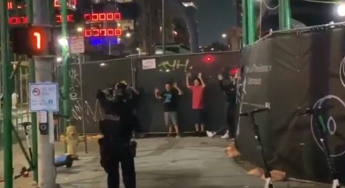 湖人喜夺17冠！但昨晚洛杉矶炸了，从欢庆到趁乱犯罪，还有人被枪击爆头（视频/组图） - 42