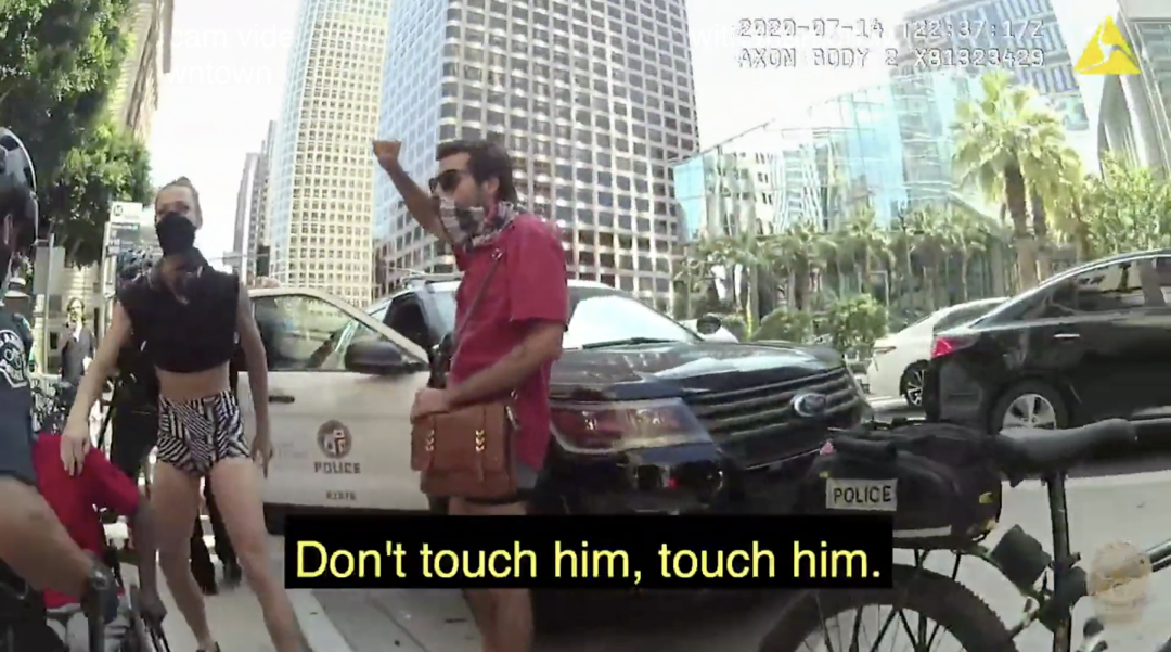 洛杉矶警察将一名黑人拽下并摔坏轮椅！“别xx碰他！” 之后迎来惊天反转？（视频/组图） - 16